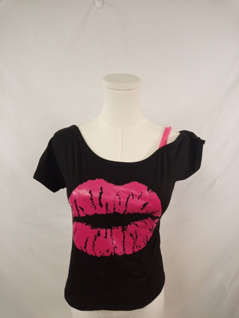 Vintage 80's/90's Style Junior's Black/Pink Short Sleeve Tee Size S